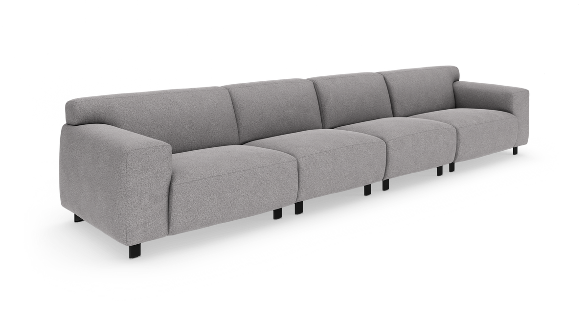 Ljusgrå 5‑sits modulsoffa med breda armstöd och svarta ben, isolerad mot vit bakgrund.
