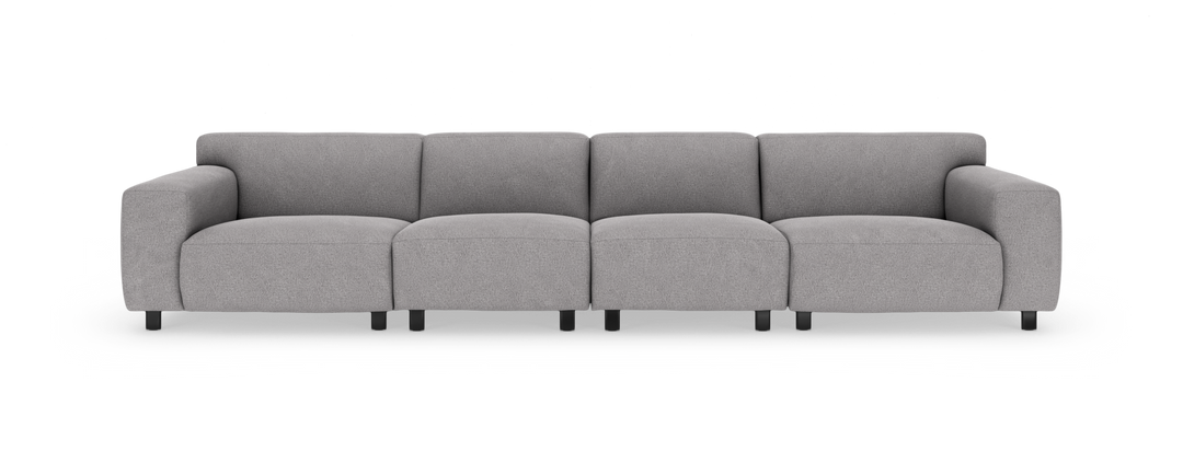 Ljusgrå modulsoffa med fyra sittplatser, raka armstöd och svarta ben på vit bakgrund.