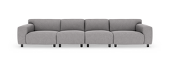 Ljusgrå modulsoffa med fyra sittplatser, raka armstöd och svarta ben på vit bakgrund.