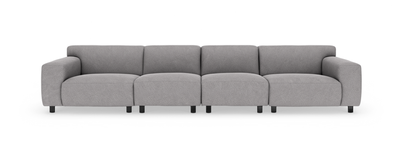 Ljusgrå modulsoffa med fyra sittplatser, raka armstöd och svarta ben på vit bakgrund._ps
