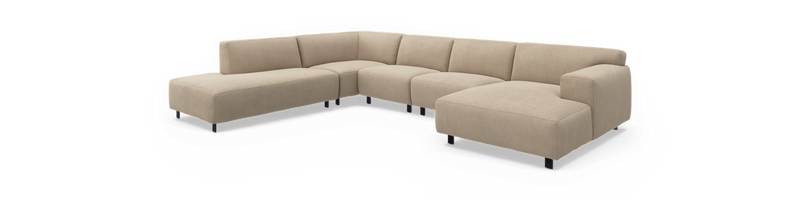 Beige modulär L‑soffa/sektionsoffa med höger armstöd, frilagd på vit bakgrund._ps
