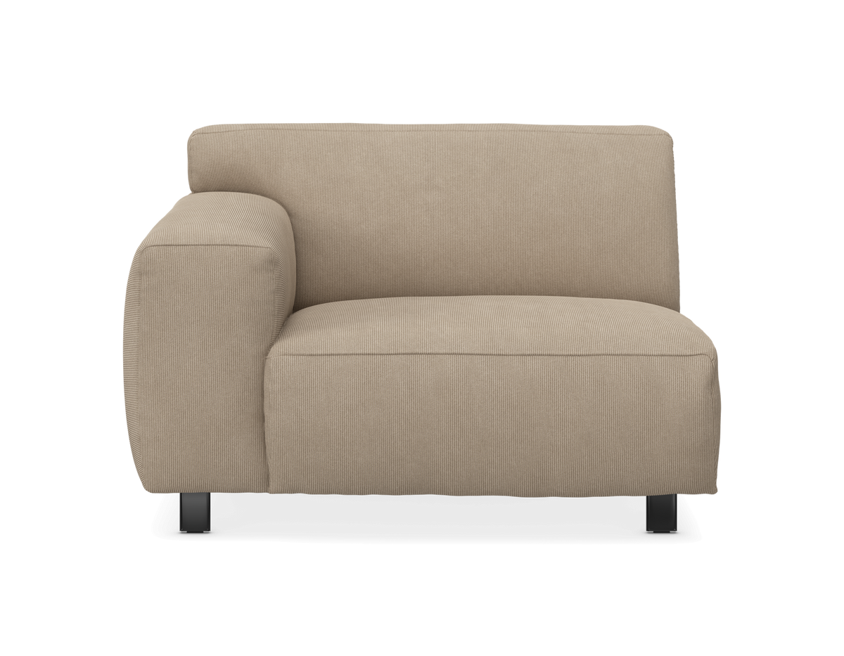 Beige hjörnmodulsoffa med vänster armlän, sedd rakt framifrån.