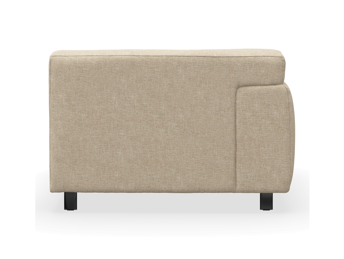 Beige tygsoffa sedd från sidan med armstöd, frilagd på vit bakgrund.