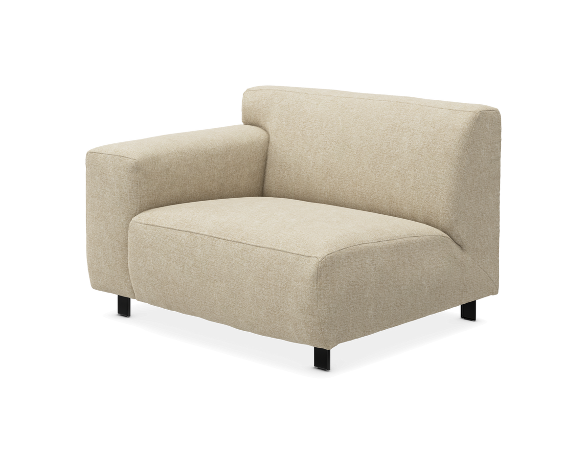 Beige modulsoffa hörndel med vänster armstöd på vit bakgrund.