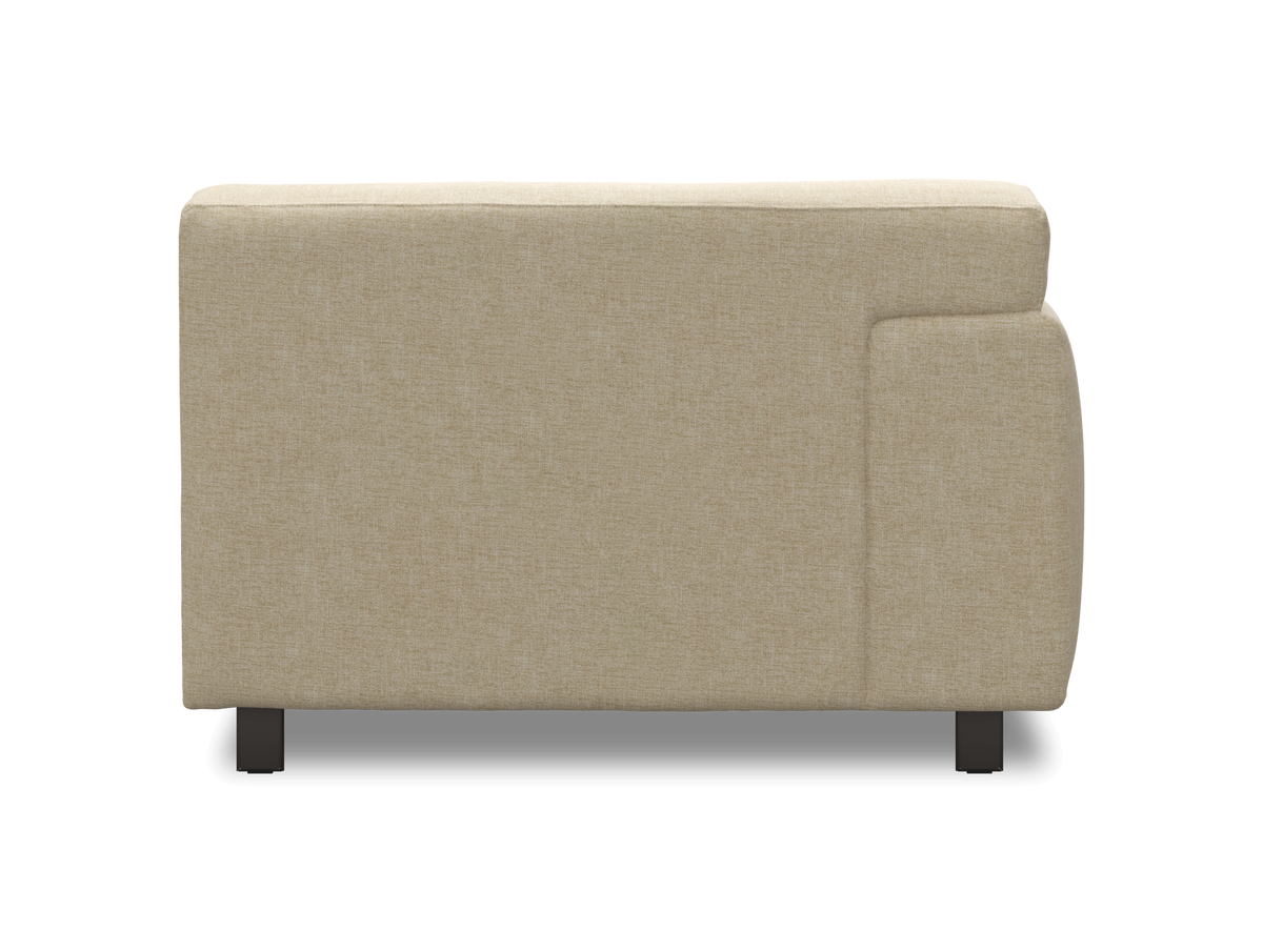 Beige tygsoffa sedd från sidan med mörka ben.
