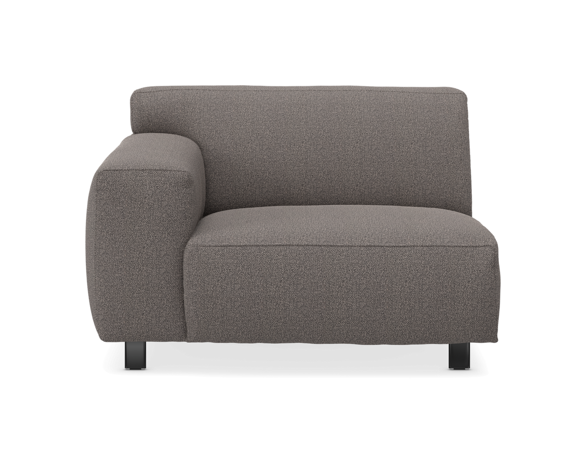 Framifrån av en modern grå loungestol med vänster armstöd på vit bakgrund.