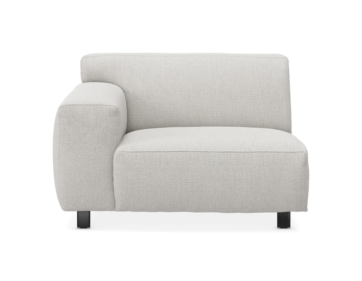 Ljusbeige modulsofa med vänster armstöd, sedd rakt framifrån.