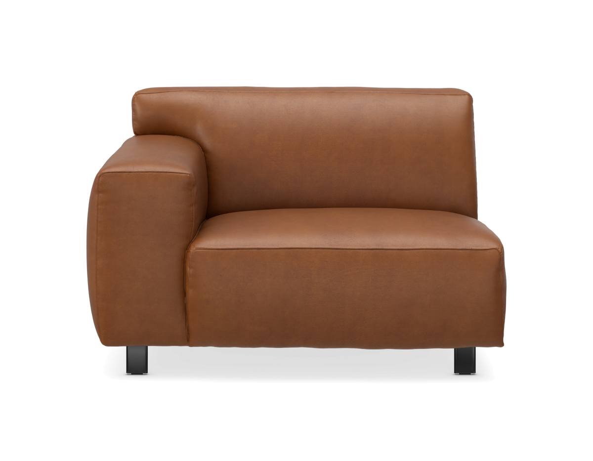 Brun loungemodul med vänster armstöd i läderlook på svarta ben, frilagd produktbild.