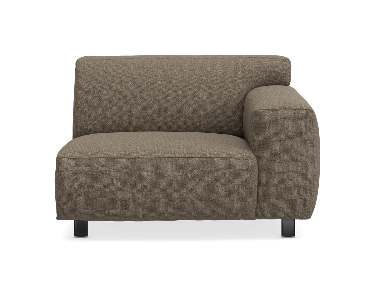 Framifrånvy av en taupe/brun modulsofa-del med höger armstöd på vit studiobakgrund.