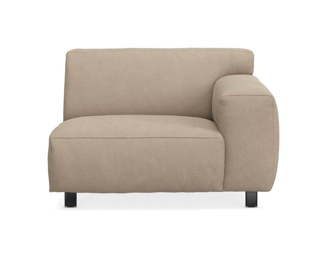 Beige modulsoffa med höger armstöd och ribbad klädsel, frontvy.