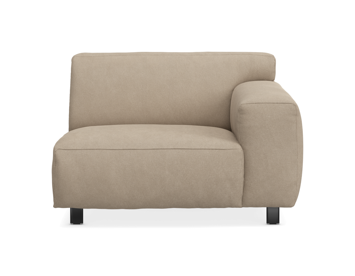 Beige modulsoffa med höger armstöd och ribbad klädsel, frontvy.