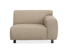 Beige modulsoffa med höger armstöd och ribbad klädsel, frontvy.