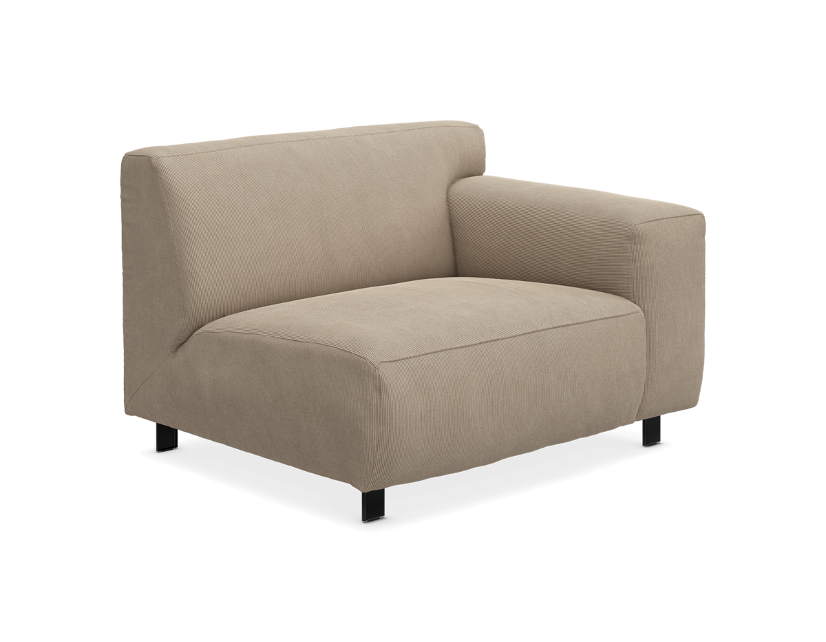 Modulsoffa med höger armstöd i beige tyg, fotograferad mot vit bakgrund.