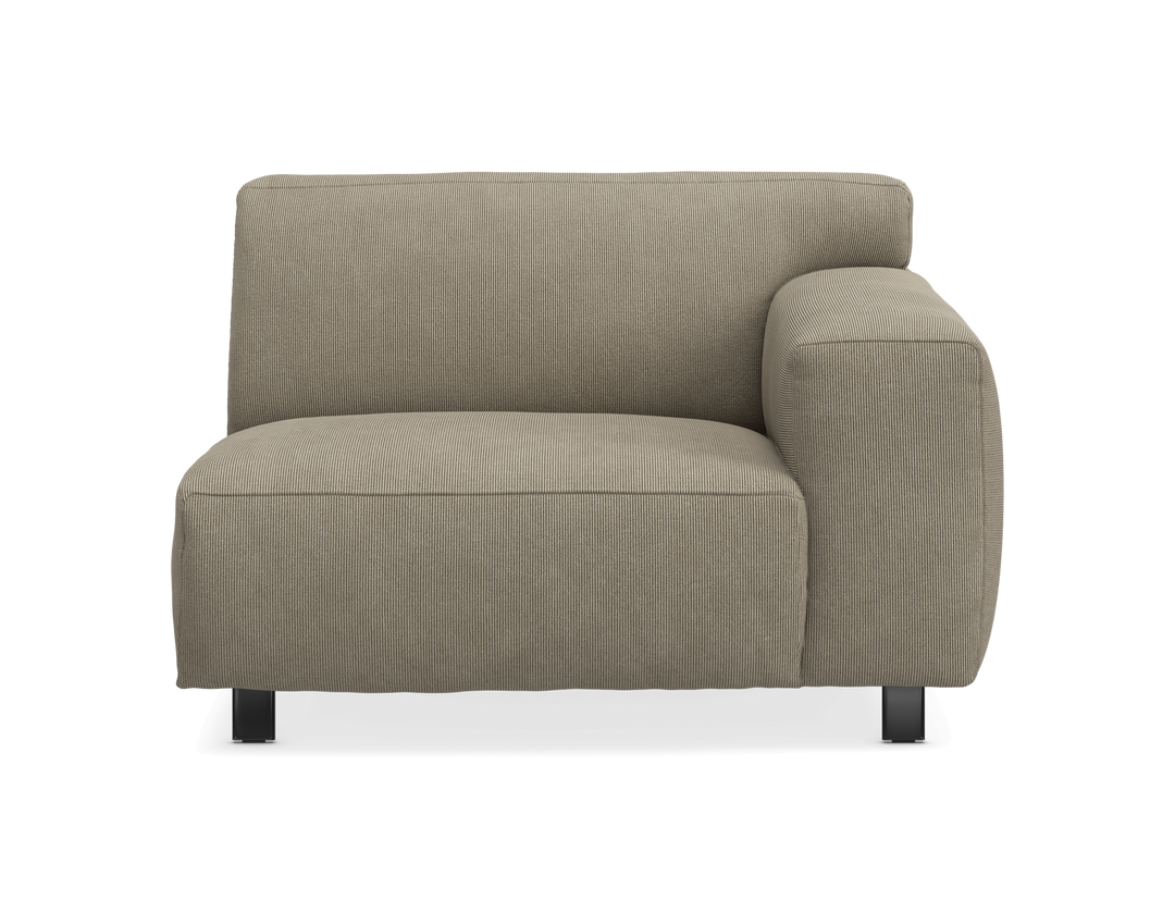 Modulsoffa med höger armstöd i beige ribbat tyg, frilagd frontvy.