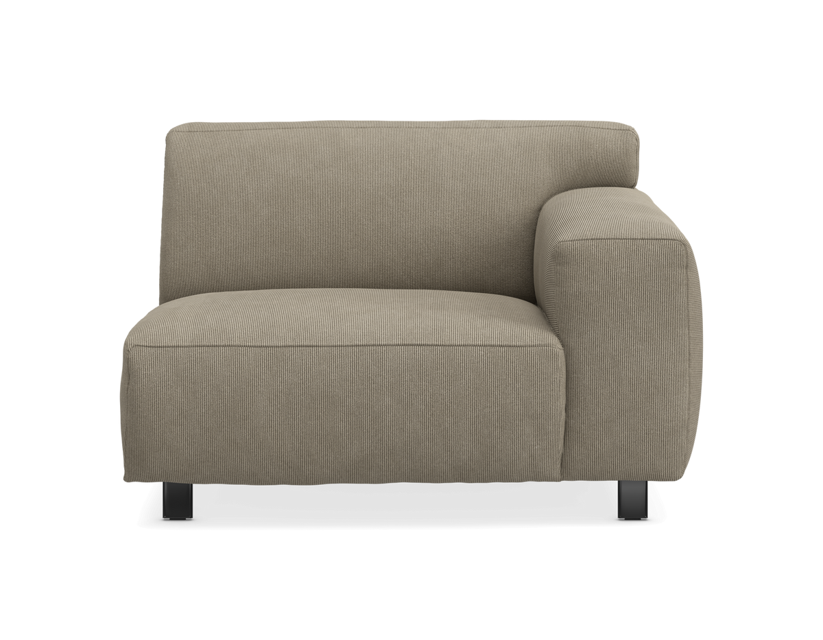 Modulsoffa med höger armstöd i beige ribbat tyg, frilagd frontvy.