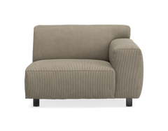 Modulsoffa med höger armstöd i beige ribbat tyg, frilagd frontvy.