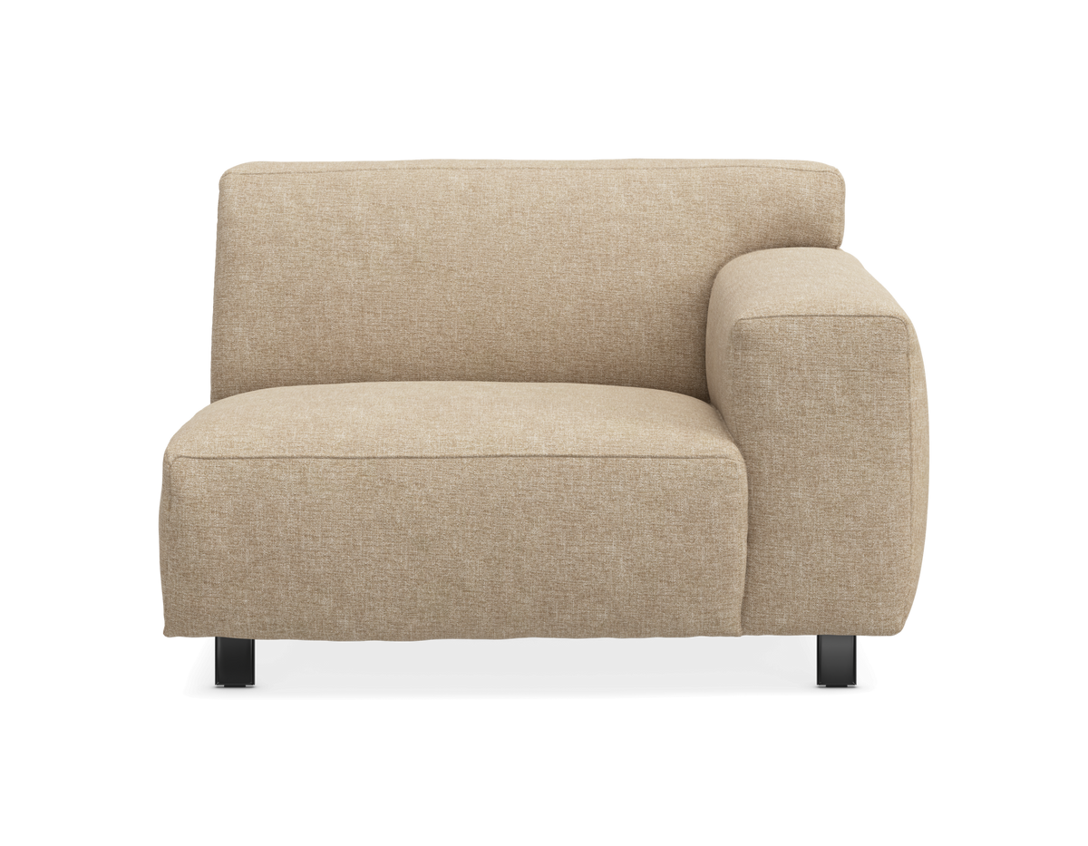 Beige modulsoffa med höger armstöd, kompakt sittdel på svarta ben.