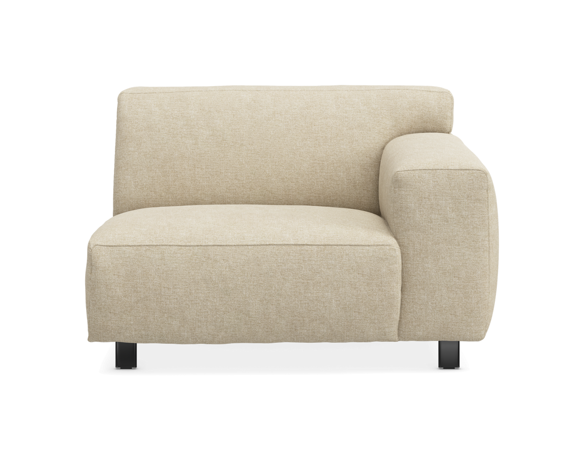 Modulssoffa med höger armstöd i beige tyg, frontvy på vit bakgrund.