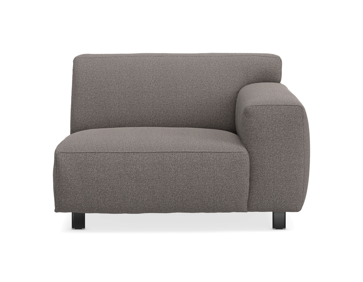 Modulär soffa med höger armstöd i grå textil, frontvy på vit/transparent bakgrund.