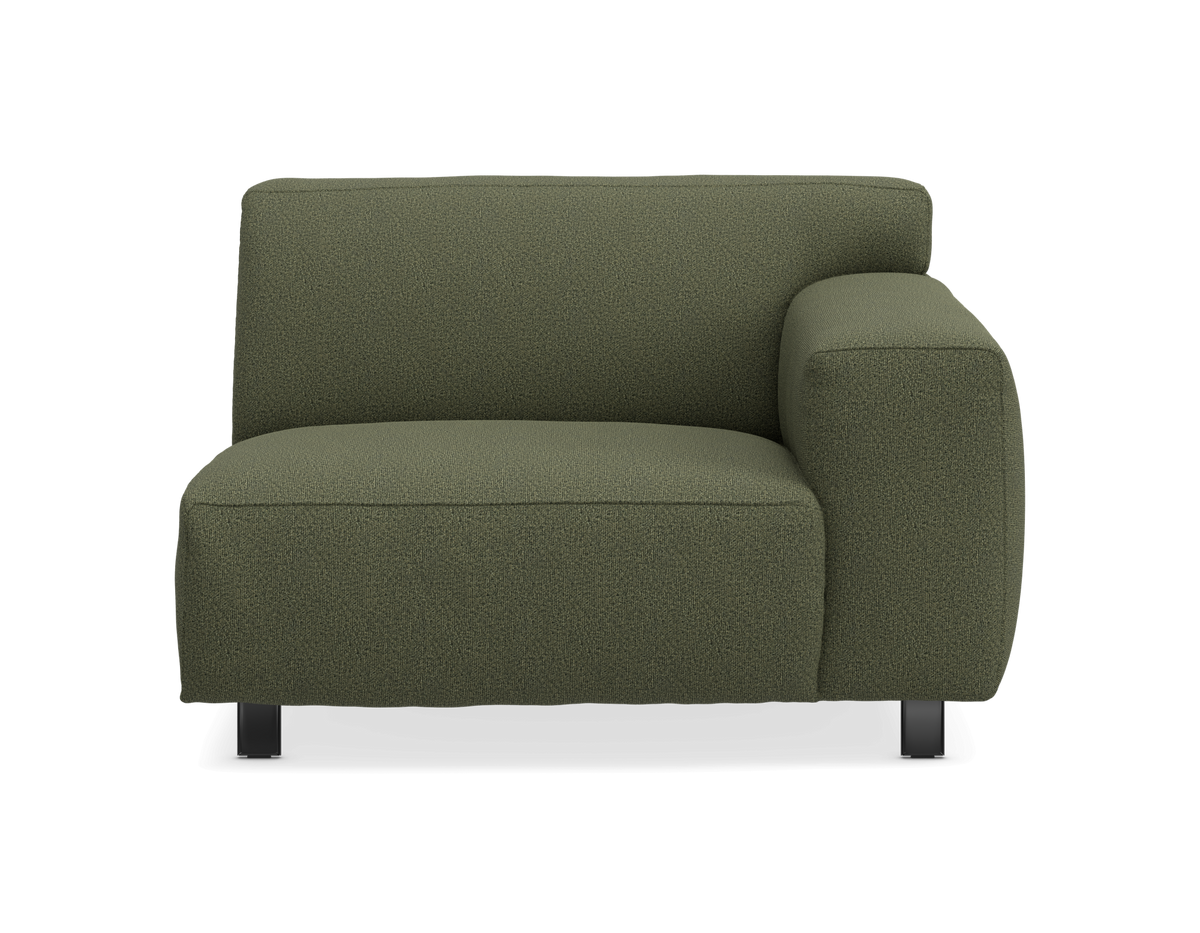 Modulsoffa – höger endemodul med högra armstödet i olivgrön textil på svarta ben, frontvy.