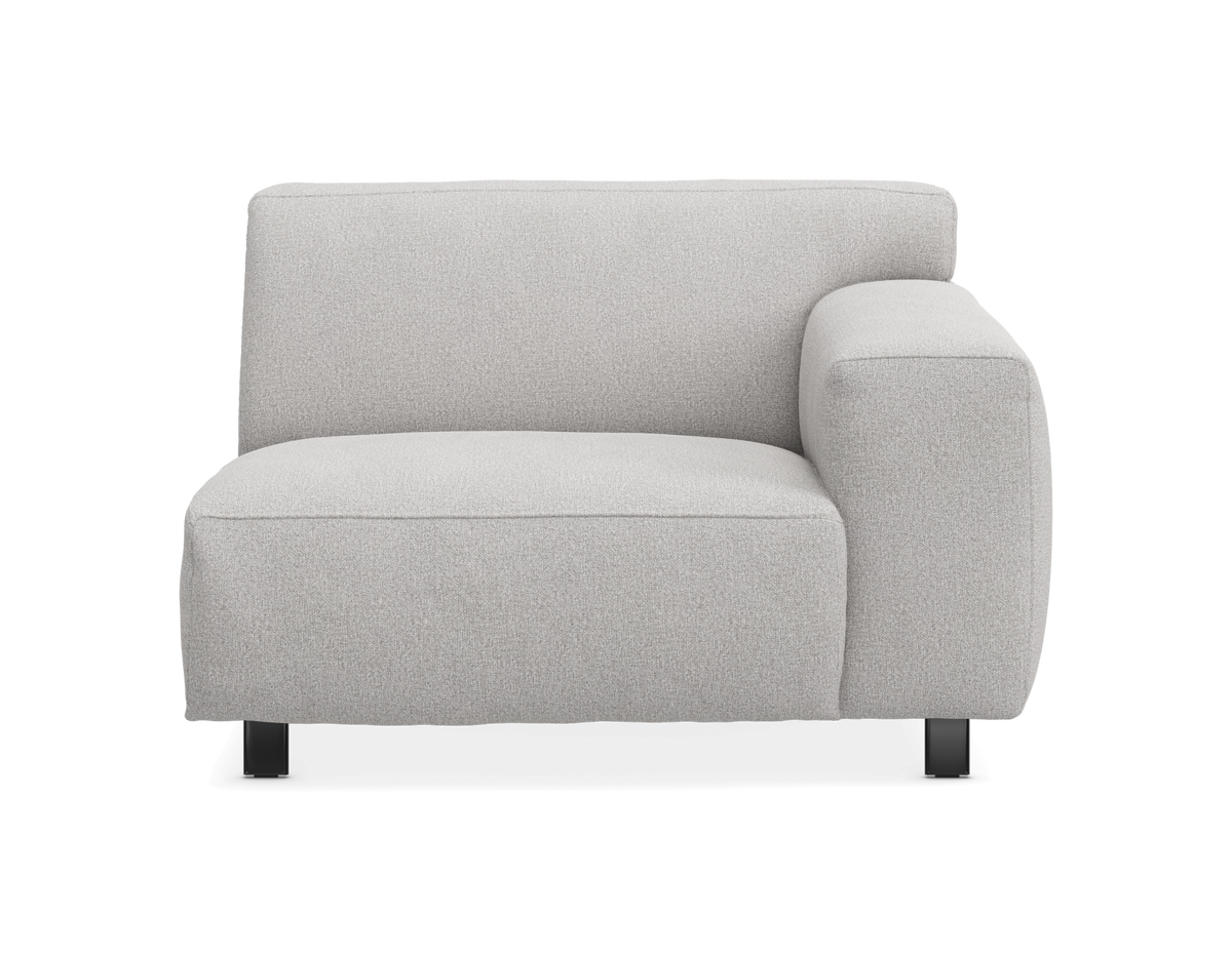 Framifrån: ljusgrå modulsofa med höger armstöd på vit bakgrund.