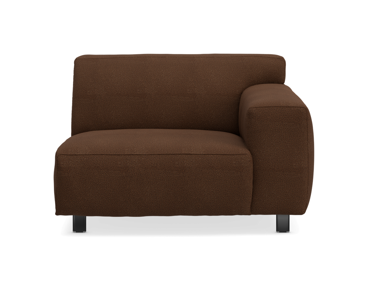 Modulsoffa med höger armstöd i brun textil på svarta ben, frontvy.