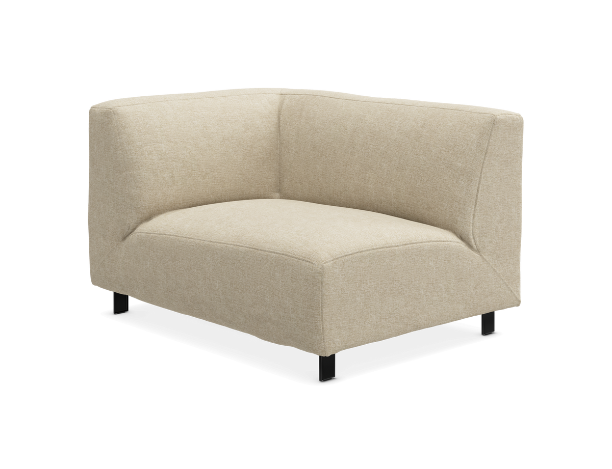 Beige hörnmodul till soffa med tygklädsel och svarta ben, frilagd på vit bakgrund.