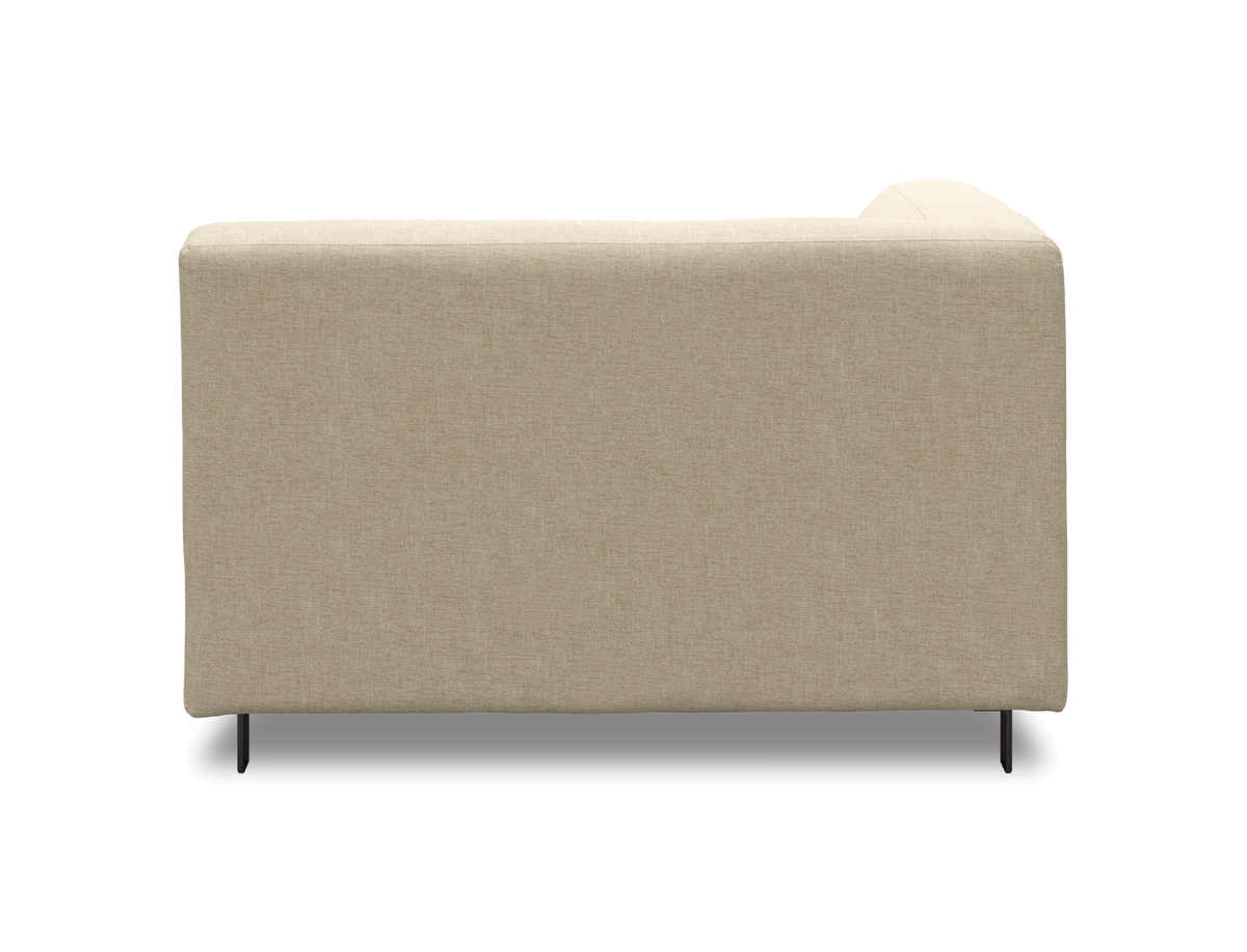 Beige soffa sedd från sidan, frilagd mot neutral bakgrund.