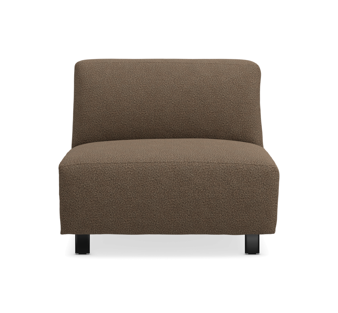 Brun armlös loungestol med texturerat tyg och svarta ben, sedd framifrån.
