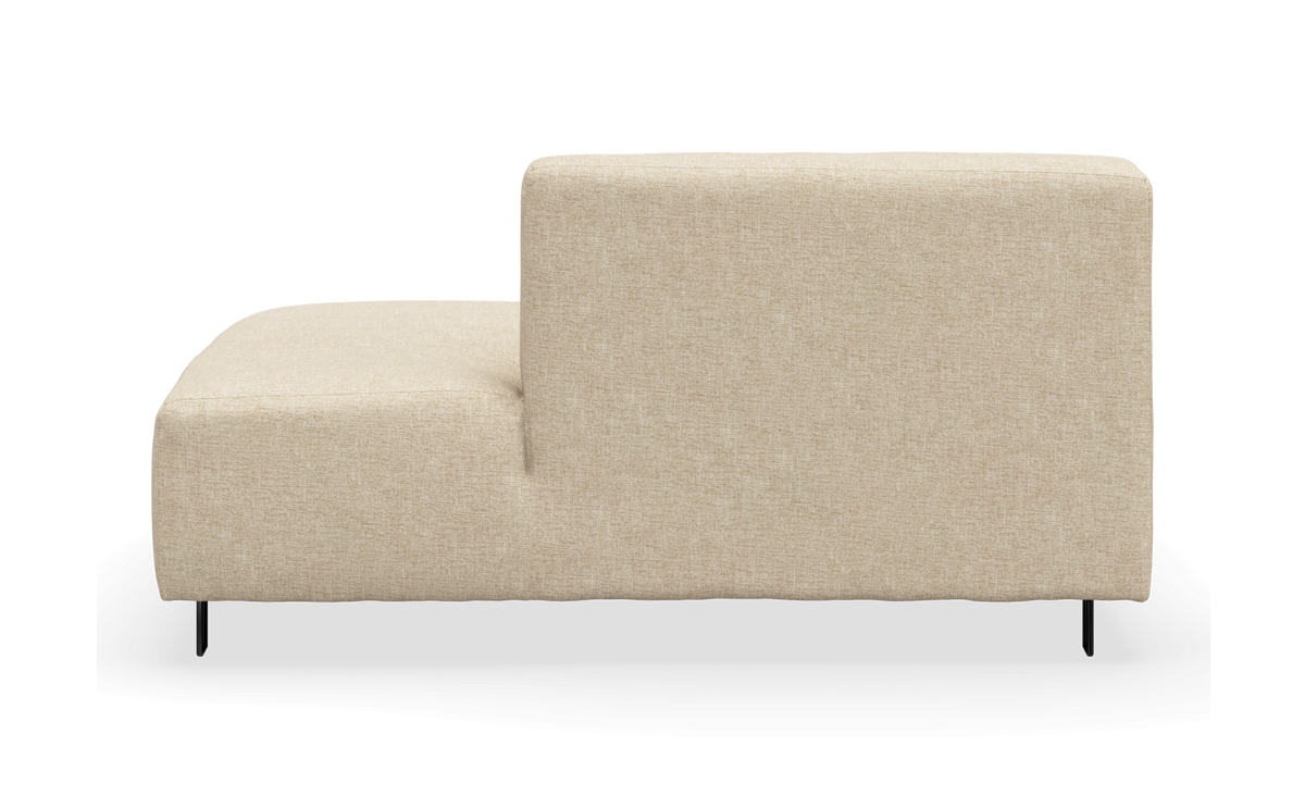 Beige modulsoffa med låg chäslong och ryggstöd till höger, frilagd i sidovy.