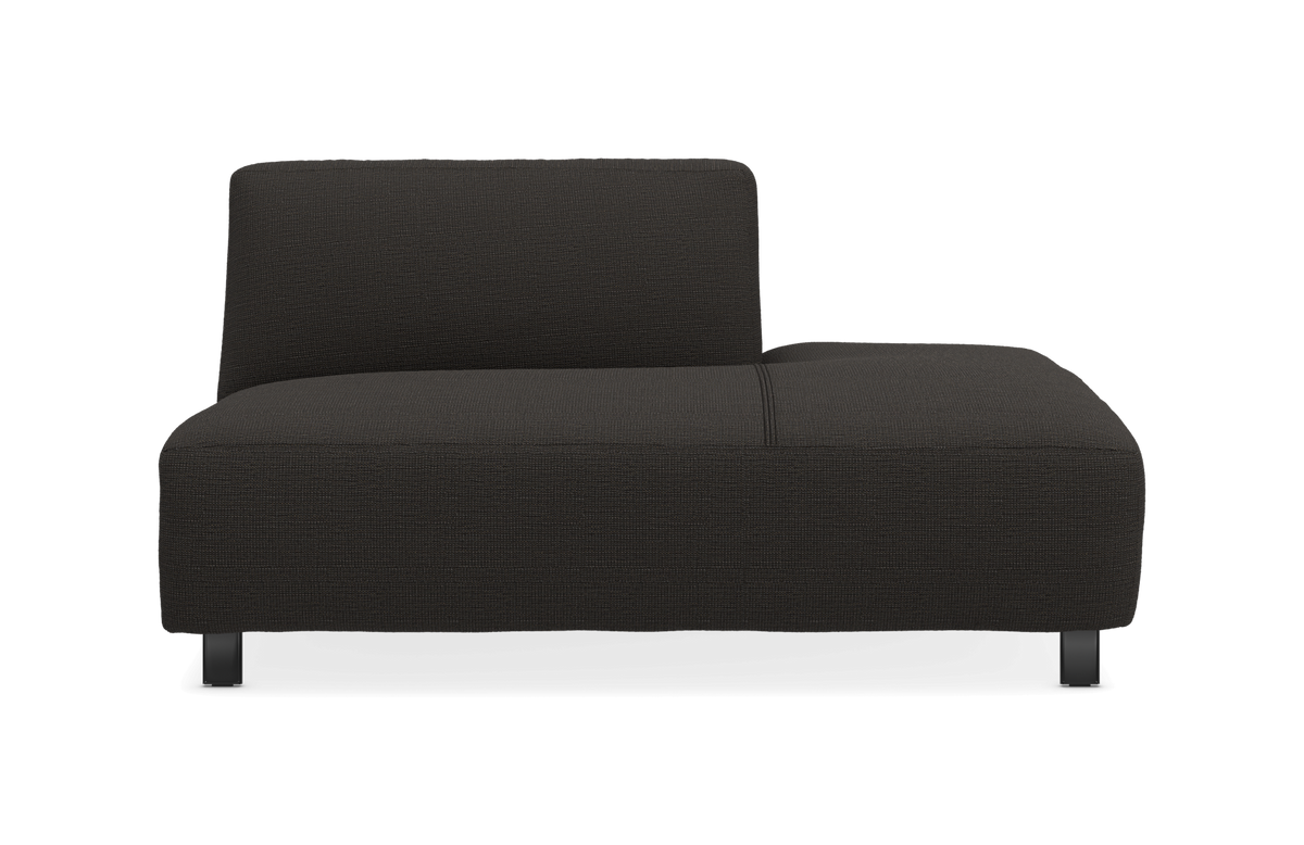 Mörkgrå modulsofa med låg rygg och extra bred sittdel, sedd rakt framifrån.