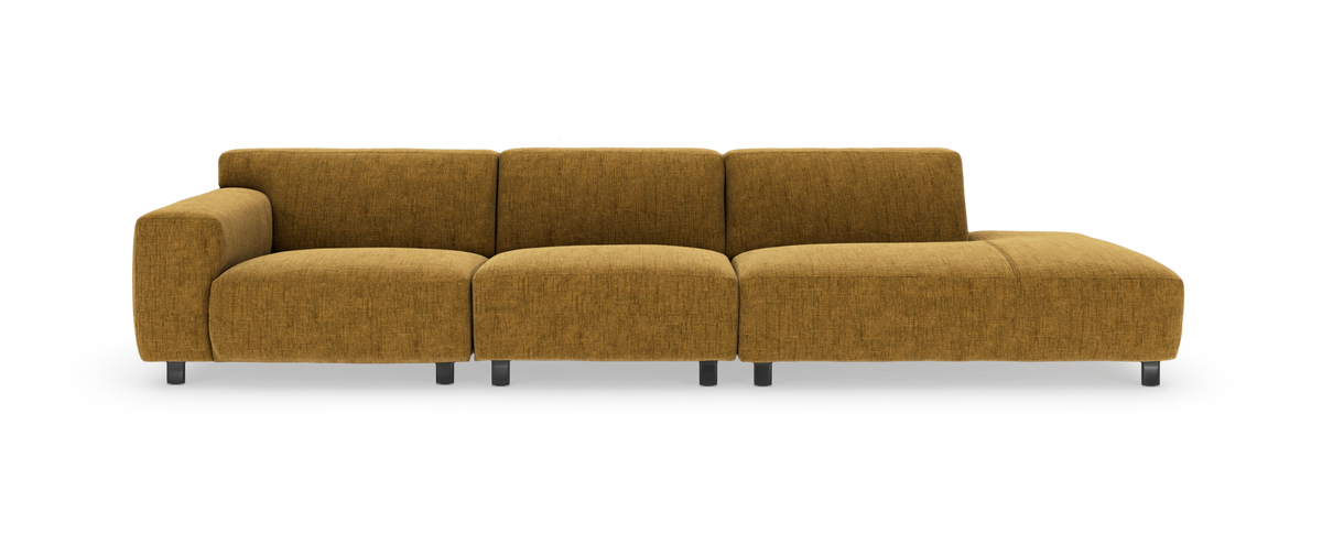 Modulsoffa i senapsgul textil med vänster armstöd och höger divandel, på metallben, frontvy i studiomiljö.