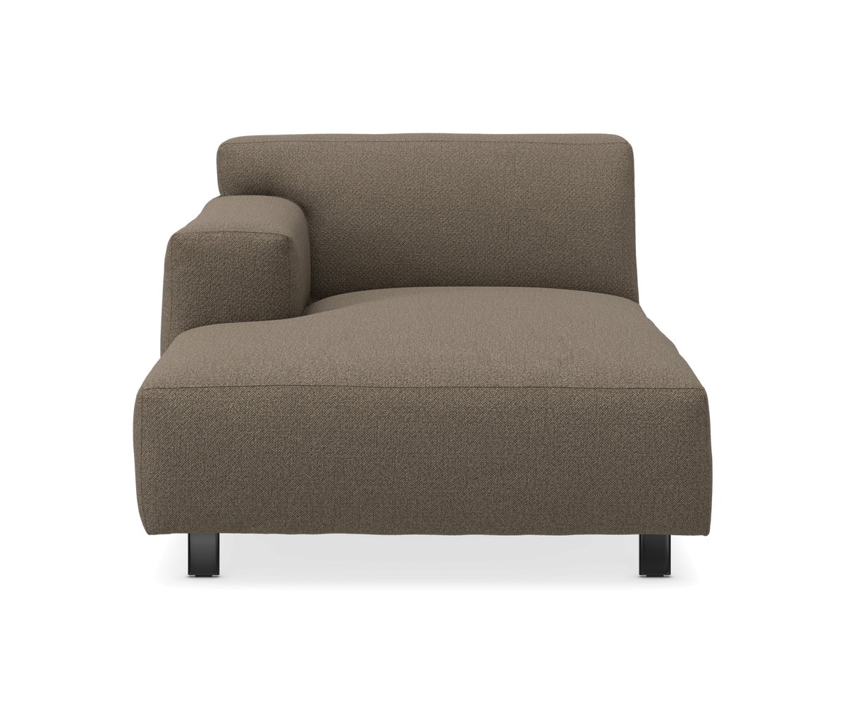 Brun modulsoffa med vänster armstöd, schäslongdel, frontvy i studiobelysning.