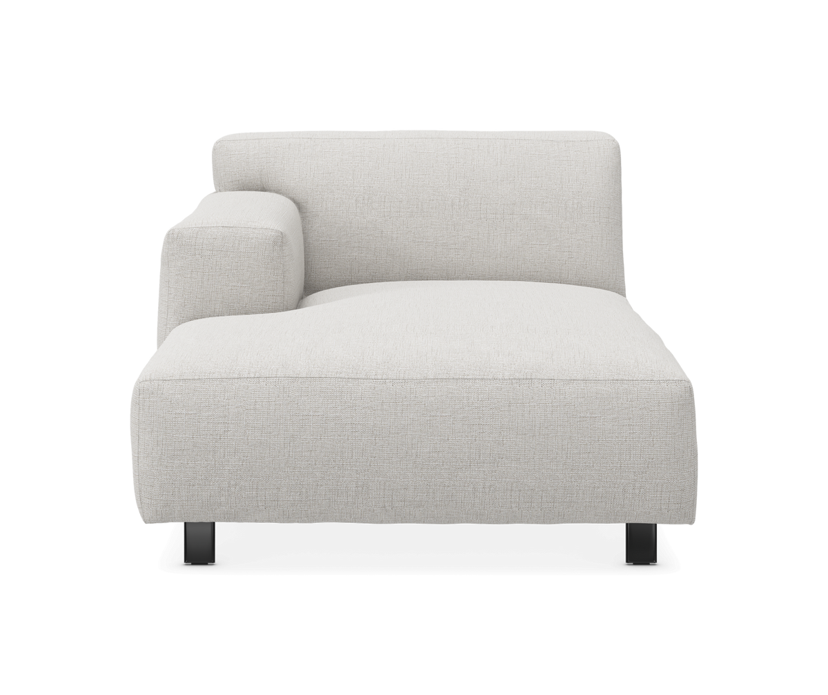Framifrån vy av en modern ljusbeige vänsterarmschaiselong med svarta ben, frilagd på vit bakgrund.