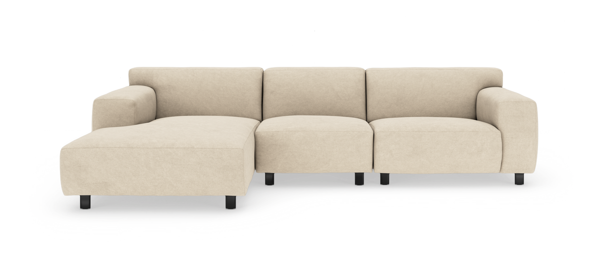 Beige modulsoffa med vänster schäslong, tre sittplatser och svarta ben, frilagd på vit bakgrund.