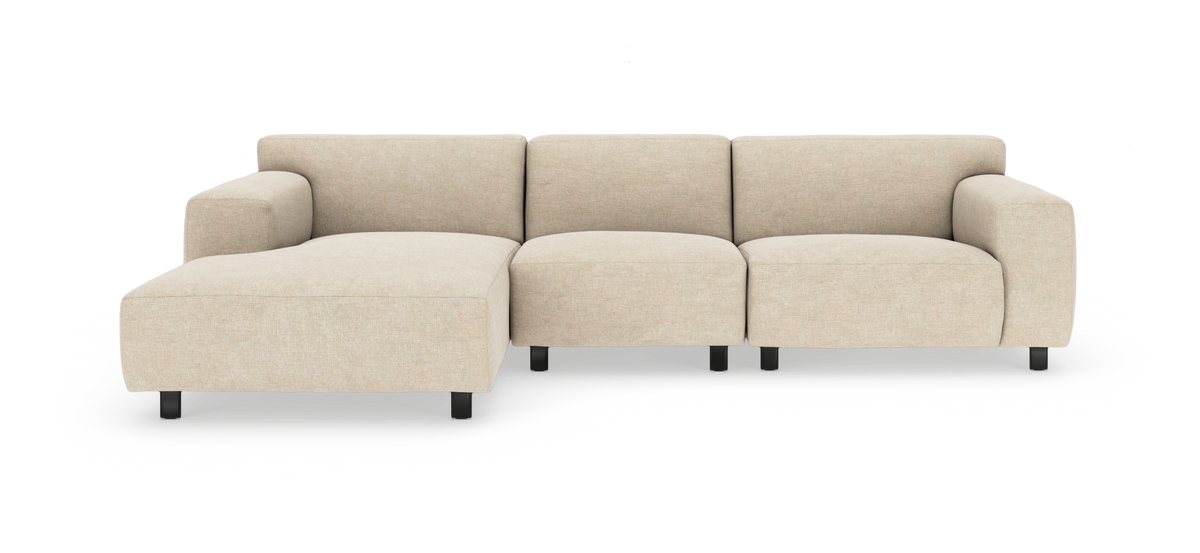Beige tresits modulsoffa med vänster divan, mjuka rundade armstöd och svarta ben.