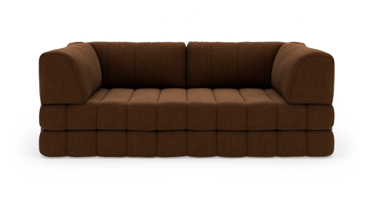 Brun modulsoffa i textil med djupa sitsar, frontvy på vit bakgrund.