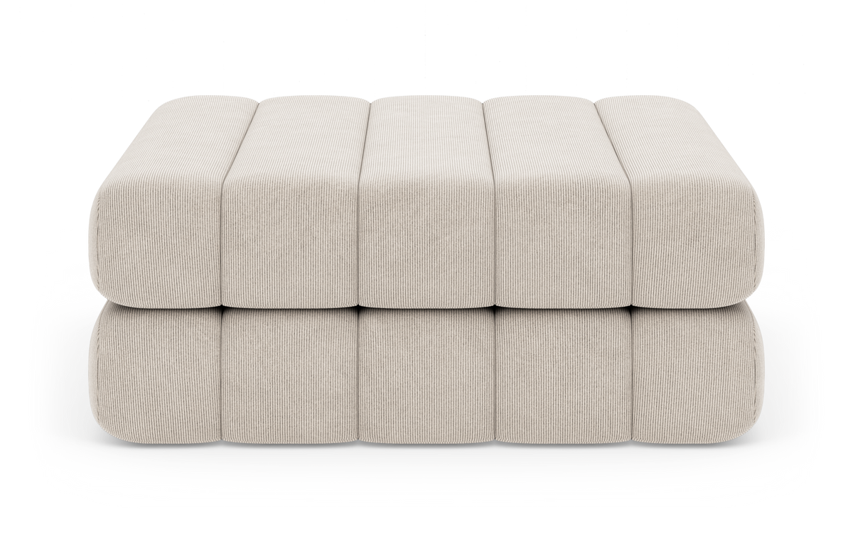 Beige modulär ottoman/fotpall i ribbat tyg, frontvy, frilagd på vit bakgrund.