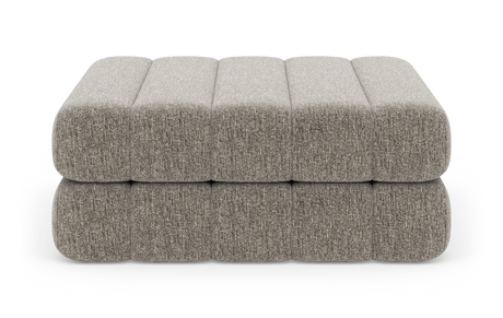 Låg modulär ottoman/puff i grå‑beige textil med två lager och fem segment, frontvy på vit bakgrund.