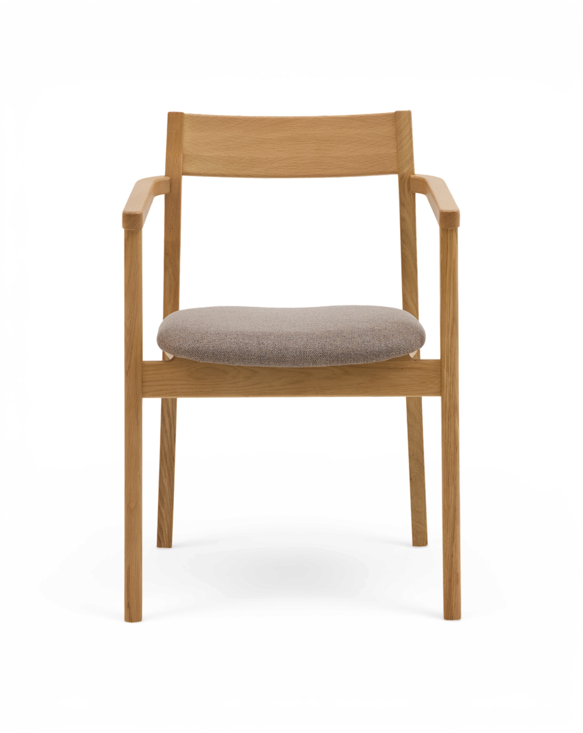 Trästol med armstöd och grå sittdyna i tyg, frontvy.