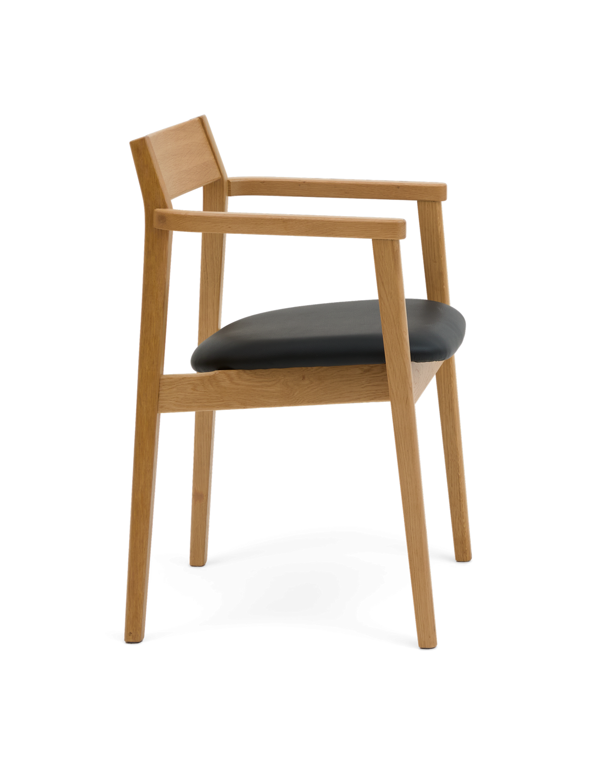 Modern stol i ek med svart vadderad sits, fotad från sidan på vit bakgrund.