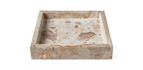 Kvadratisk bricka i beige/brun marmor med naturligt marmormönster, frilagd mot vit bakgrund.