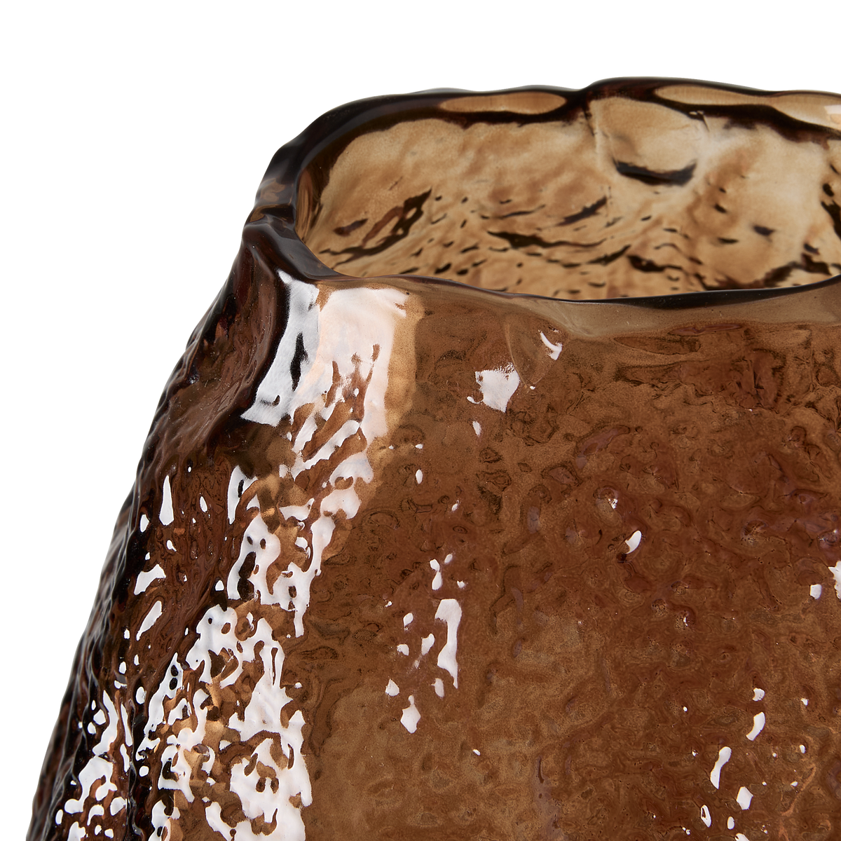 Närbild av en bärnstensfärgad glasvas med vågig kant och ojämn, bubblig textur.