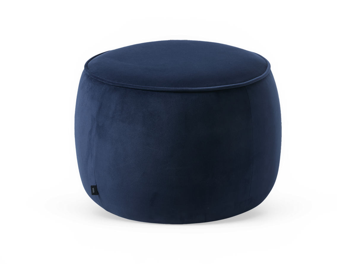 Mörkblå rund sammets-puff/ottoman på vit bakgrund.