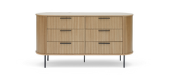 Sideboard i ljus ek med sex lådor och svarta handtag på smala svarta ben.