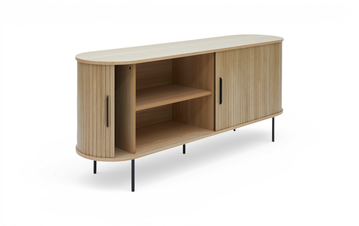 Sideboard i ljus ekfanér med rundade hörn, svarta handtag och ben, öppna hyllor i mitten och skjutdörrar på sidorna.
