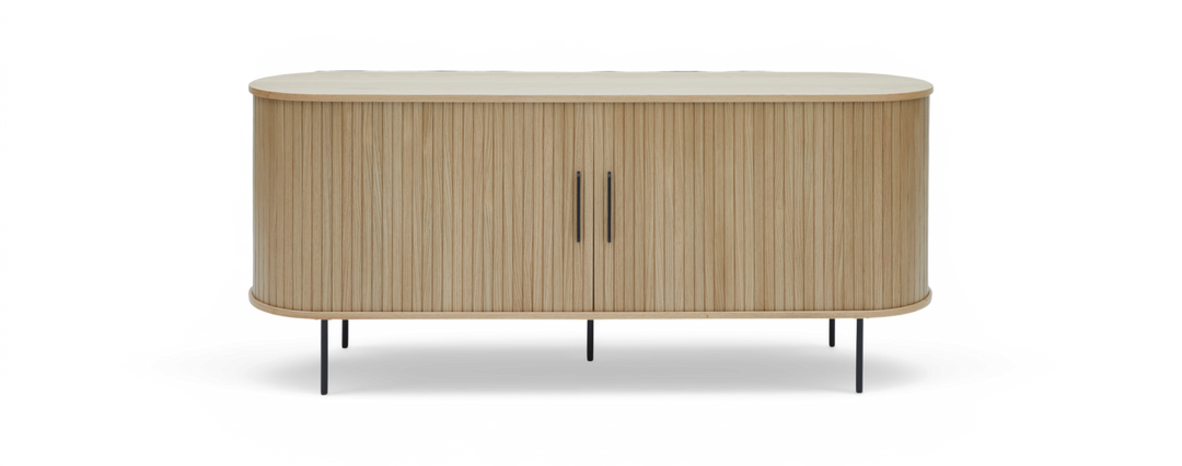 Sideboard i ljus ekfanér med rundade hörn, räfflade dörrar, svarta handtag och smala svarta ben, frilagd på vit bakgrund.