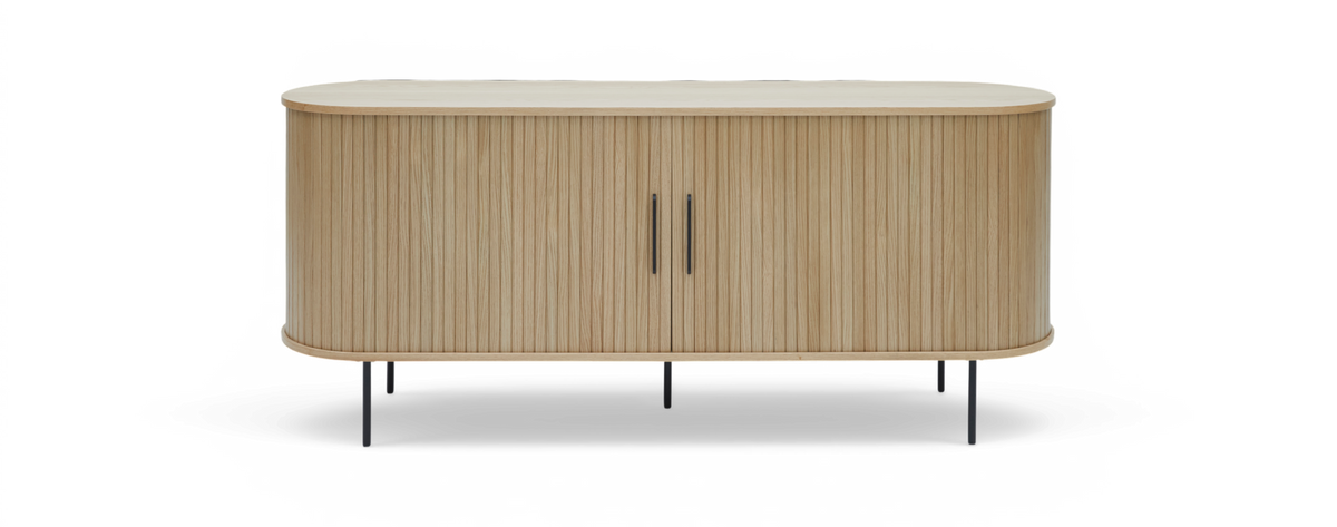 Sideboard i ljus ekfanér med rundade hörn, räfflade dörrar, svarta handtag och smala svarta ben, frilagd på vit bakgrund.
