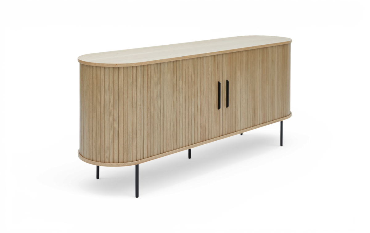 Ljust sideboard i ek med rundade hörn, vertikala ribbor och svarta handtag på slanka svarta ben.