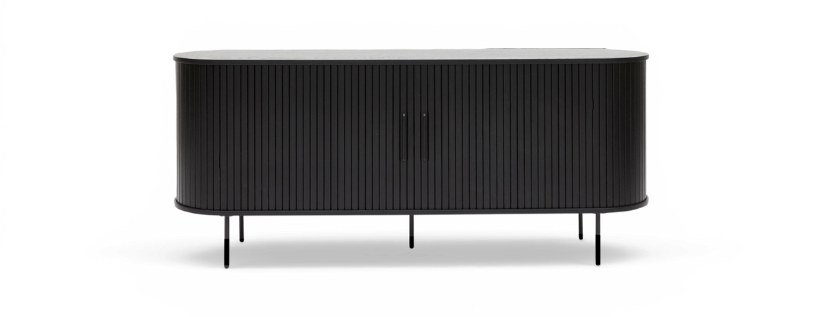 Svart sideboard med rundade hörn och vertikala lameller på framsidan, frilagt.
